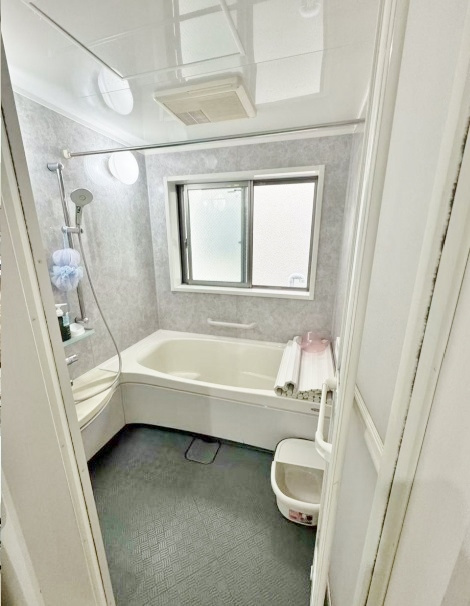 中野区江原町2丁目の浴室|ゆったりとお寛ぎいただける一坪タイプのユニットバス
お子様とのご入浴も快適な広さです