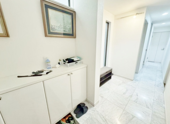 中野区江原町2丁目の玄関|明るく開放的な玄関スペース
シューズボックス付です