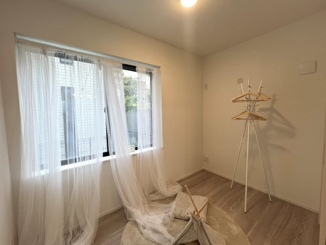 水着を仕込めば１５分後にはプールにダイブ！よみうりランドまで徒歩７分♪【麻生区細山６丁目】新築戸建の洋室|使い勝手のいい洋室です