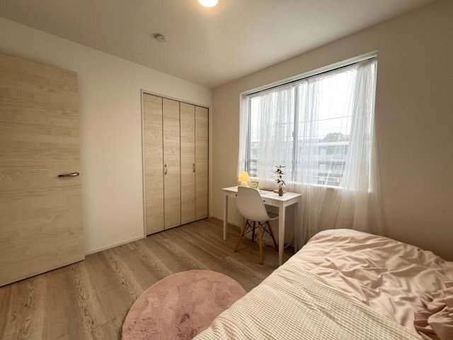 水着を仕込めば１５分後にはプールにダイブ！よみうりランドまで徒歩７分♪【麻生区細山６丁目】新築戸建の洋室|広々とした洋室です