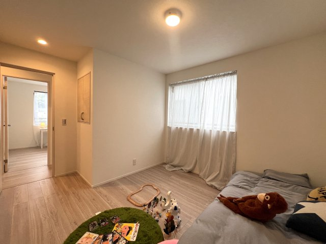 水着を仕込めば１５分後にはプールにダイブ！よみうりランドまで徒歩７分♪【麻生区細山６丁目】新築戸建の洋室|ゆったりした洋室です