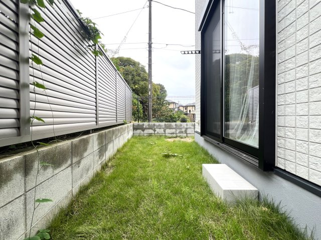 水着を仕込めば１５分後にはプールにダイブ！よみうりランドまで徒歩７分♪【麻生区細山６丁目】新築戸建の庭|簡単な家庭菜園も楽しめるお庭です