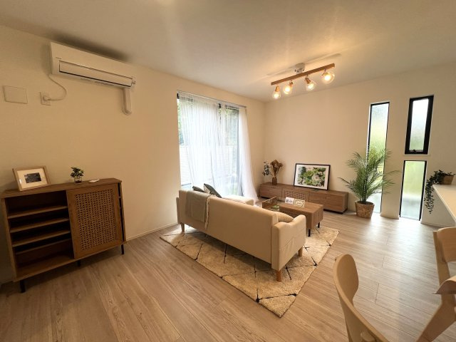 水着を仕込めば１５分後にはプールにダイブ！よみうりランドまで徒歩７分♪【麻生区細山６丁目】築浅戸建の居間・リビング|ゆったり過ごせるリビングです