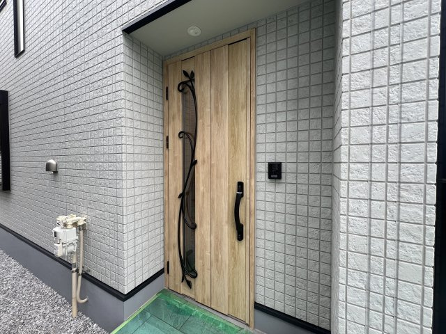 水着を仕込めば１５分後にはプールにダイブ！よみうりランドまで徒歩７分♪【麻生区細山６丁目】築浅戸建の玄関|落ち着いた玄関です