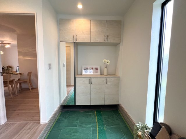 水着を仕込めば１５分後にはプールにダイブ！よみうりランドまで徒歩７分♪【麻生区細山６丁目】新築戸建の玄関|収納もある玄関です