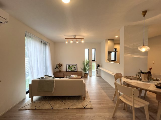 水着を仕込めば１５分後にはプールにダイブ！よみうりランドまで徒歩７分♪【麻生区細山６丁目】築浅戸建の居間・リビング|おしゃれな居間です