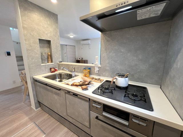 水着を仕込めば１５分後にはプールにダイブ！よみうりランドまで徒歩７分♪【麻生区細山６丁目】新築戸建のキッチン|キッチンでお料理をお楽しみください