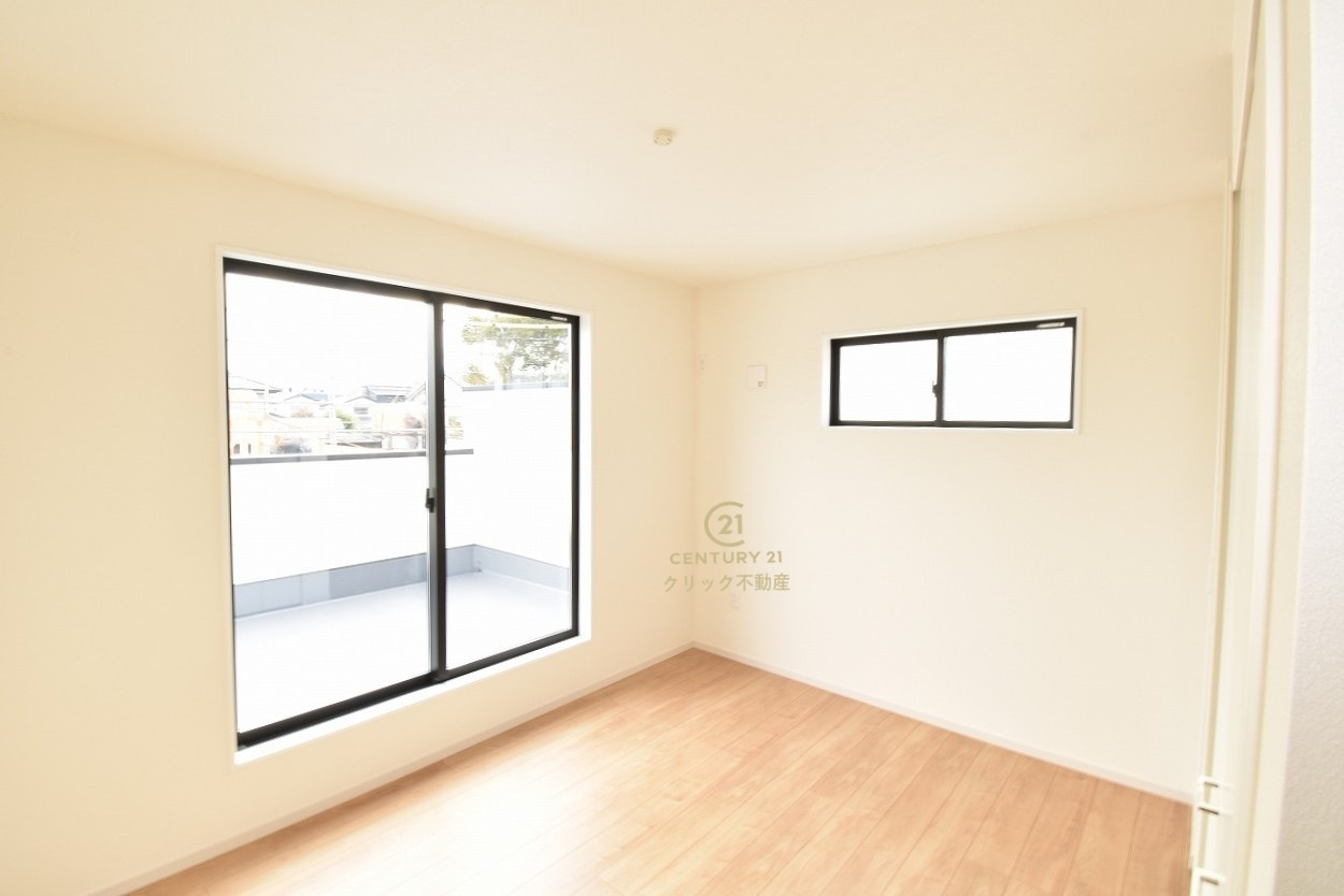 Terrace　日立市大久保町　1期 　2の洋室|フローリングなので重い家具も置けます。カーテンと家具を揃えるなどして、お好みのインテリアを楽しむことができます。収納スペースは全室に配備しております。