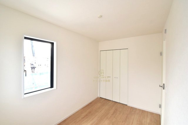 Terrace　日立市大久保町　1期 　2の洋室|折戸を開くと壁面クローゼット。衣類が横一列に並ぶためひと目で洋服が選びやすい！衣類をたくさんお持ちの方もスッキリ片付きます♪