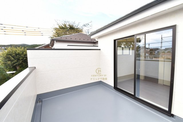 Terrace　日立市大久保町　1期 　2のバルコニー|日当たり良好なバルコニーです。気分転換に出るだけでも、晴れた日にお洗濯物やお布団を一気に干すのも気持ちがいい♪