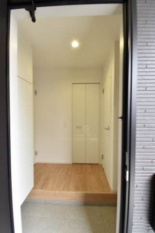 Terrace　日立市大久保町　1期 　2の玄関|たっぷり収納できるシューズボックスで玄関もスッキリ！写真正面の折り戸の向こうはWICです。家族共有の大容量収納スペースで、自由な使い方ができます。