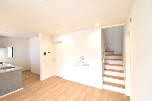 Terrace　日立市大久保町　1期 　2の居間・リビング|おしゃれな家具やカーテンもより映える明るいリビングです。ソファーを置いてもまだまだ余裕の広さ♪リビング階段は家族が自然と顔を合わせる工夫です。