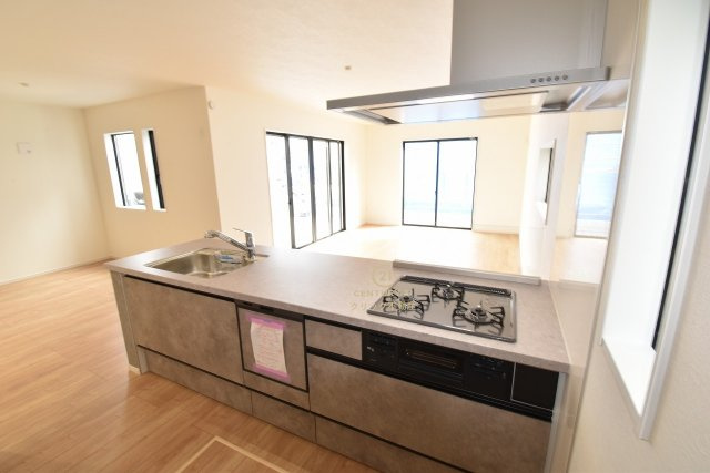 Terrace　日立市大久保町　1期 　2のキッチン|対面式システムキッチンは料理中や後片づけの間も会話が楽しめ、家族に一体感が生まれます。十分な広さのキッチンなら、家族での分担作業もはかどりそう！