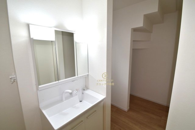 Terrace　日立市大久保町　1期 　2の脱衣所|洗面台は洗練されたシンプルなデザインでお手入れも楽です。奥のスペースは階段下を利用したリネン庫。お好みのラックなどを置いて我が家流の使い方が◎