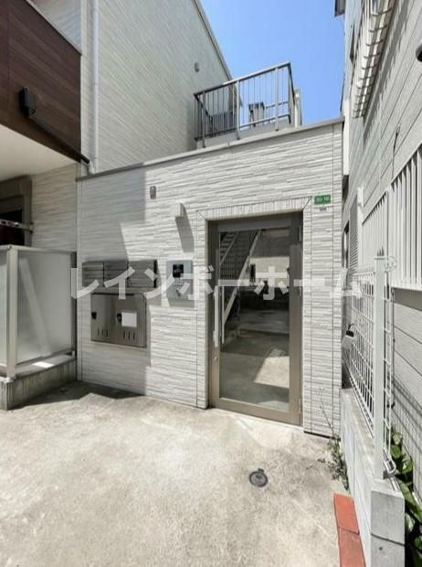 I Rashiku 中山のエントランス