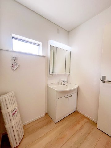 クレイドルガーデン和歌山市鳴神　第４期　の独立洗面台|同仕様の写真となります（同仕様の別モデルハウス内観写真）