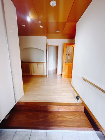 【中古戸建】前橋市上小出町2丁目の玄関|■玄関｜「玄関から、我が家を心地よく。自然の風や光を感じられる気持ちのいい玄関へ。」永く居心地のいい暮らしを演出する快適性能と安心を両立させたドアを採用しました！