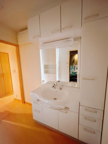 【中古戸建】前橋市上小出町2丁目の独立洗面台|■洗面室｜大きな鏡で朝の身支度もラクラク♪毎日の忙しい準備が楽しくなる洗面所です(^^♪