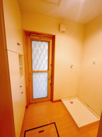【中古戸建】前橋市上小出町2丁目の独立洗面台|■洗面室｜洗面横には洗濯機を置けるスペースをしっかりご用意しております♪