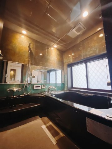 【中古戸建】前橋市上小出町2丁目の浴室|■浴室｜足を伸ばしてゆったりと入浴ができる1坪タイプのバスルームです♪備え付けの棚には家族一人一人のシャンプーを分けて置くことができます♪バスルームをいつもすっきりと使えますね♪