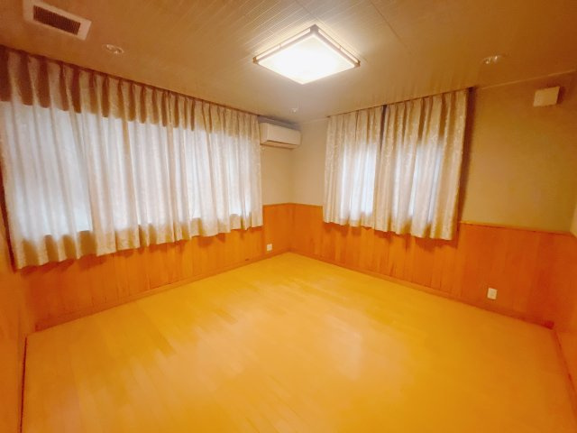 【中古戸建】前橋市上小出町2丁目の洋室|■1階洋室｜お子様の一人部屋にピッタリな洋室。木のぬくもりを感じるフローリングは、天然木の味わいが時とともに深みを増していきます。また、傷にも強く、フリーワックスでお手入れもラクラクです♪