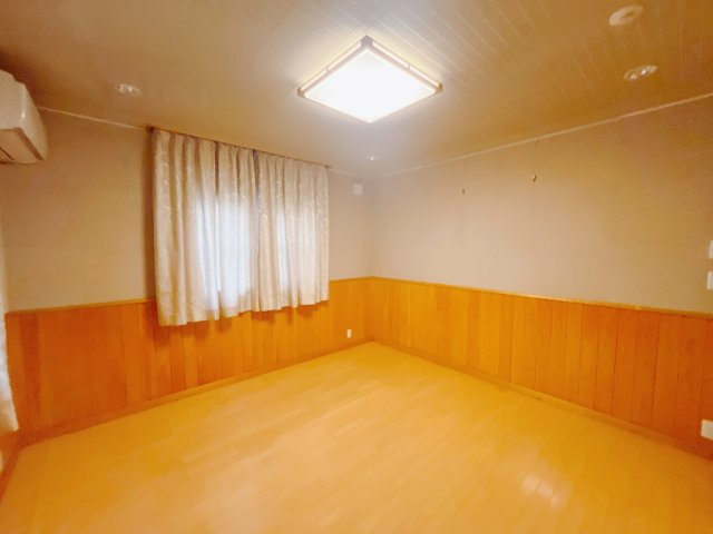 【中古戸建】前橋市上小出町2丁目の洋室|■1階洋室｜ナチュラルカラーの床です。模様替えなどとても楽しく工夫できます♪陽当たり、風通しもとても良いので毎日快適な生活スタートです！子供部屋にも良いですね