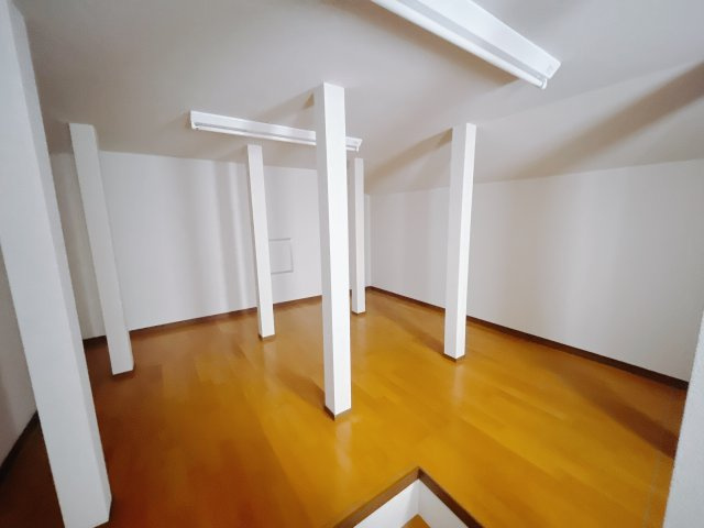 【中古戸建】前橋市上小出町2丁目の収納|■屋根裏収納｜お洋服はもちろん、使う頻度の少ない家具や小物・場所を取りがちな旅行用のスーツケースなどもしまえます。