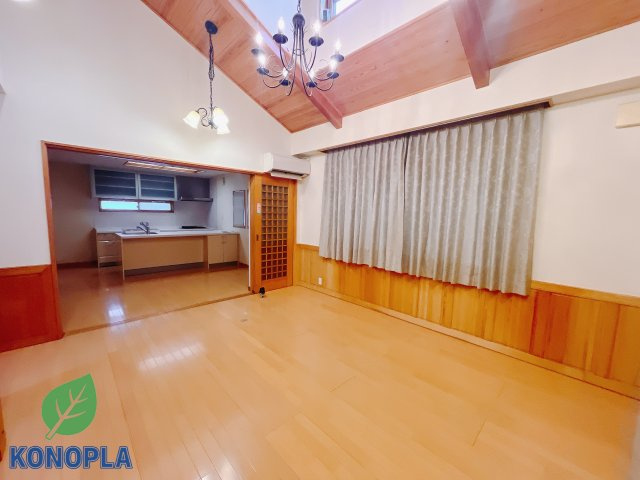 【中古戸建】前橋市上小出町2丁目の居間・リビング|■リビング｜落ち着きのある表情を見せるリビングダイニング。太陽の光がたっぷり差し込むリビングは、自然とご家族が集まる居心地の良い空間です。