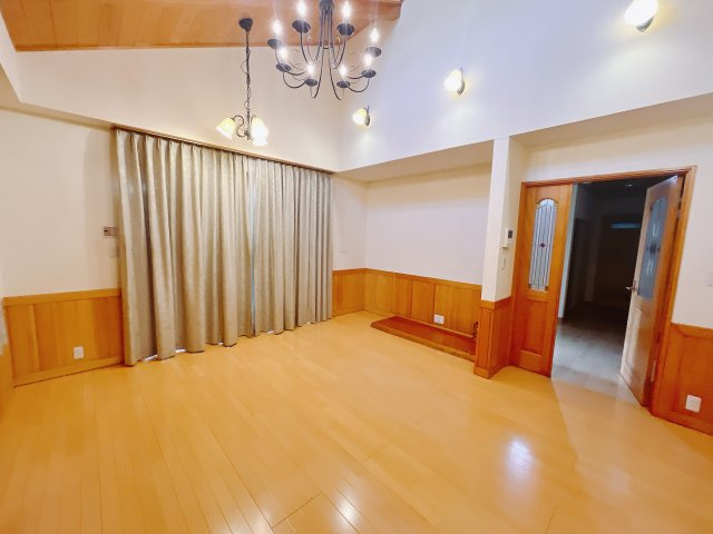 【中古戸建】前橋市上小出町2丁目の居間・リビング|■リビング｜広々としたLDKでは今日あった出来事をご家族みんなでおしゃべりができます♪ご家族みんなが顔を合わせるリビングにはこだわり抜いたデザインを採用しております