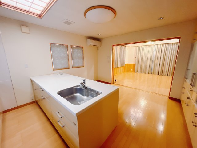 【中古戸建】前橋市上小出町2丁目の居間・リビング|■リビング｜キッチンからの眺望です。リビングダイニングで寛ぐご家族の様子も見ることができる「絆を深めるプランニング」です( ＾＾ )