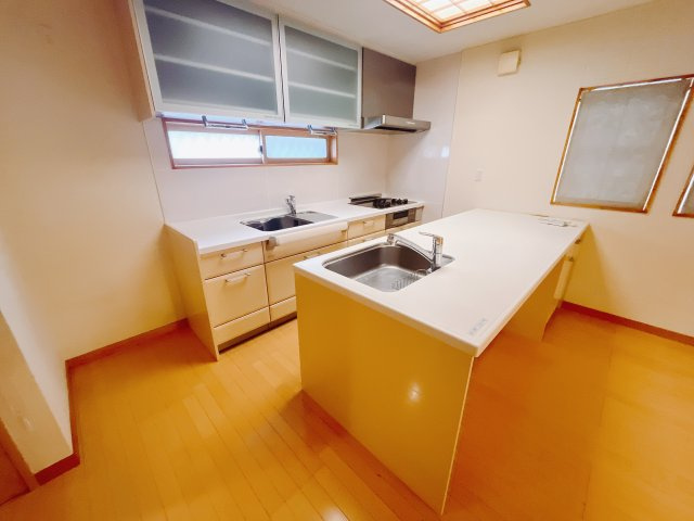 【中古戸建】前橋市上小出町2丁目のキッチン|■キッチン｜作業がはかどる広々カウンタースペース。会話がはずむ「オープンキッチン」なので家族とのコミュニケーションも活発になります。
