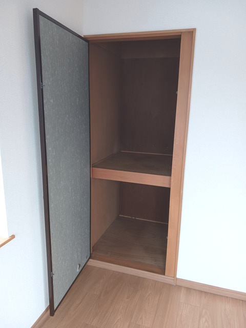 タキザワハイツの収納|ベランダ側洋室　収納