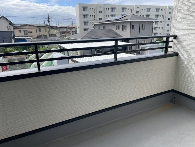 東根市六田3期【新築建売住宅】2号棟のバルコニー|洗濯は外干ししたいけど、外の目やお天気が気になる方注目です。