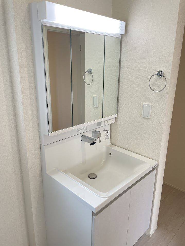 東根市六田3期【新築建売住宅】2号棟の独立洗面台|三面鏡の洗面台は、スタイリッシュなだけでなく収納力もあります。