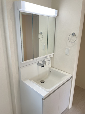 【独立洗面台】 | 東根市六田3期【新築建売住宅】2号棟 | 三面鏡の洗面台は、スタイリッシュなだけでなく収納力もあります。