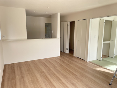 【居間・リビング】 | 東根市六田3期【新築建売住宅】2号棟 | リビングは広々です。家族の団欒の場として家庭を包みます。