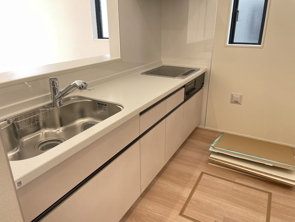 東根市六田3期【新築建売住宅】2号棟のキッチン|広々ワイドなキッチンは料理がしやすく快適です。