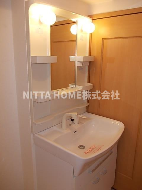 アンリーヴェの洗面所|シャワー付きの洗面台朝の準備も楽々です★