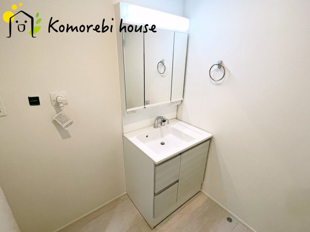上尾市向山　11期　新築一戸建て　グラファーレ　02の独立洗面台|独立洗面化粧台が付いています