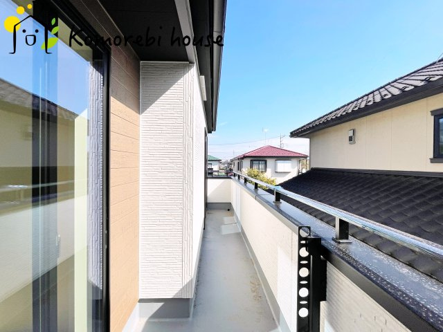 上尾市向山　11期　新築一戸建て　グラファーレ　02のバルコニー|暖かな日差しのふりそそぐバルコニー