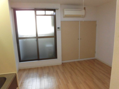 【居間・リビング】 | ロフティ淡路 | 太陽の光が差し込む明るいお部屋です