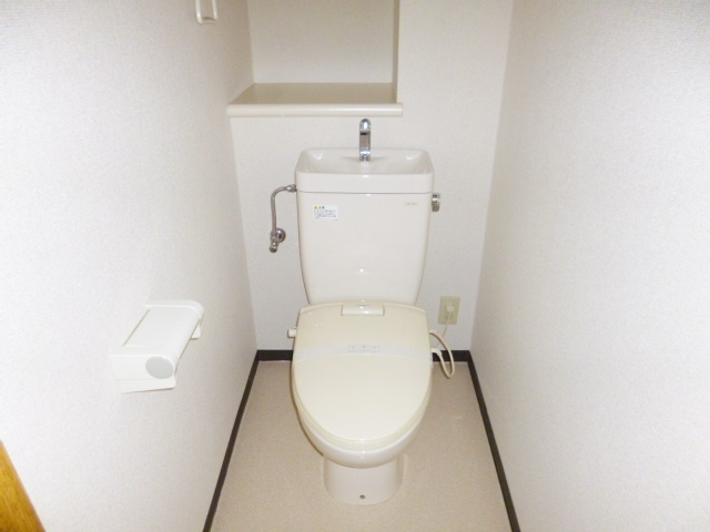 ラ・ポームのトイレ|トイレも充実設備で、棚もあります