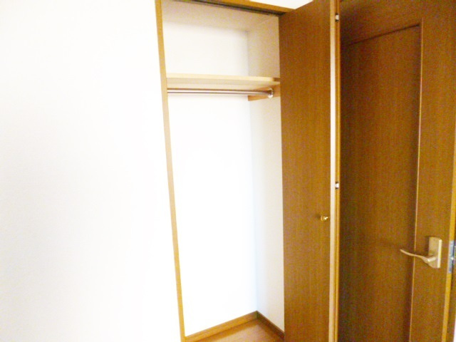 ラ・ポームの収納|６帖洋室にもしっかり収納が付いています☆