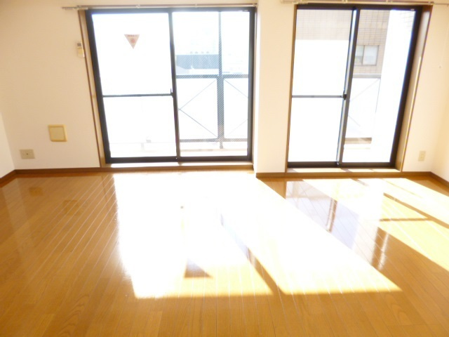 ラ・ポームの居間・リビング|リビングの窓からは陽射しがたっぷり入ります！