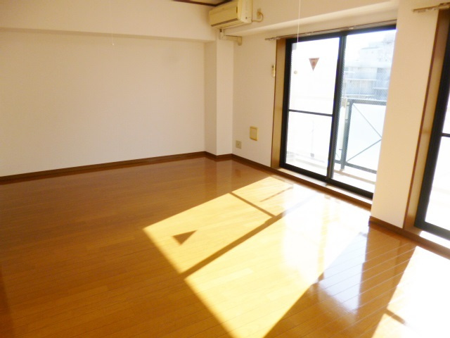 ラ・ポームの居間・リビング|リビングもとっても広い１６帖超えです★