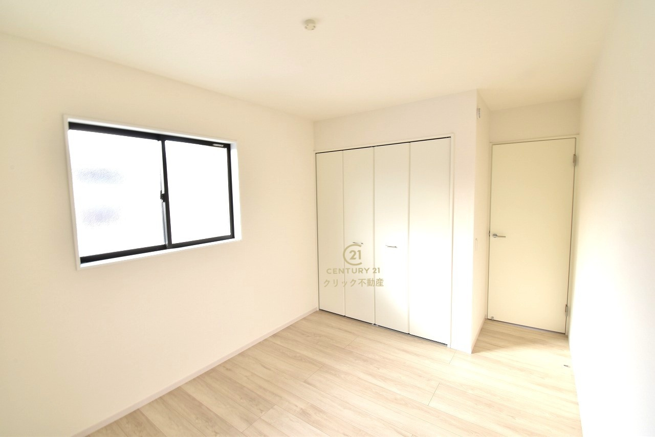 Terrace　日立市大久保町　1期 　3の洋室|折戸を開くと壁面クローゼット。衣類が横一列に並ぶためひと目で洋服が選びやすい！衣類をたくさんお持ちの方もスッキリ片付きます♪