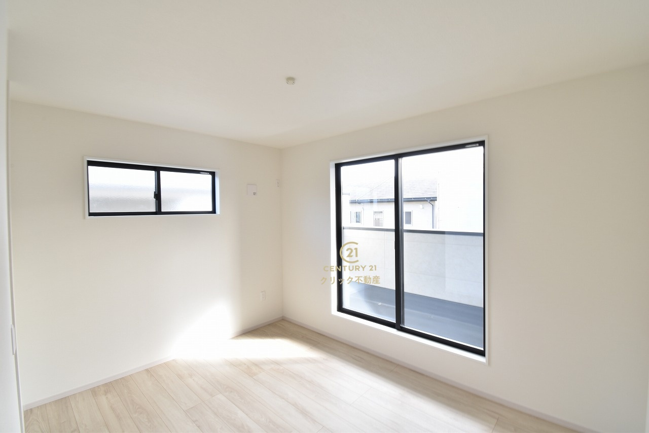 Terrace　日立市大久保町　1期 　3の洋室|採光バッチリ・通風良好です。
たっぷり差し込む陽光がお部屋を明るく照らします！