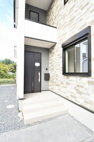 Terrace　日立市大久保町　1期 　3の玄関|玄関周りも洗練されたデザインです。玄関ドアにも断熱材が充填されており、冬の寒さが軽減されます。