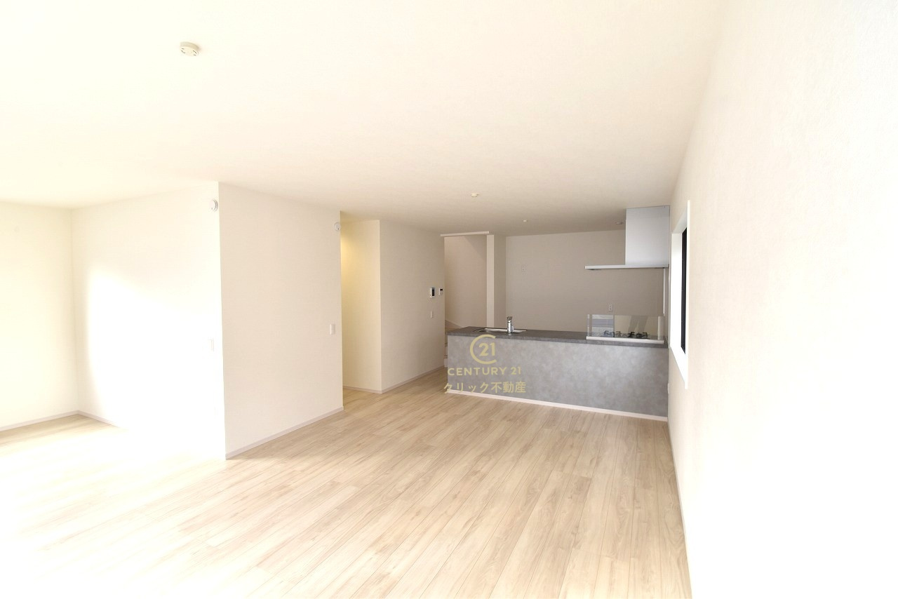 Terrace　日立市大久保町　1期 　3の居間・リビング|カーテンやラグの色、質感、選ぶ家具などでお部屋の雰囲気が変わります。お好みのインテリアを楽しみましょう♪白を基調とした内装ですので、あらゆるスタイルが馴染みます。