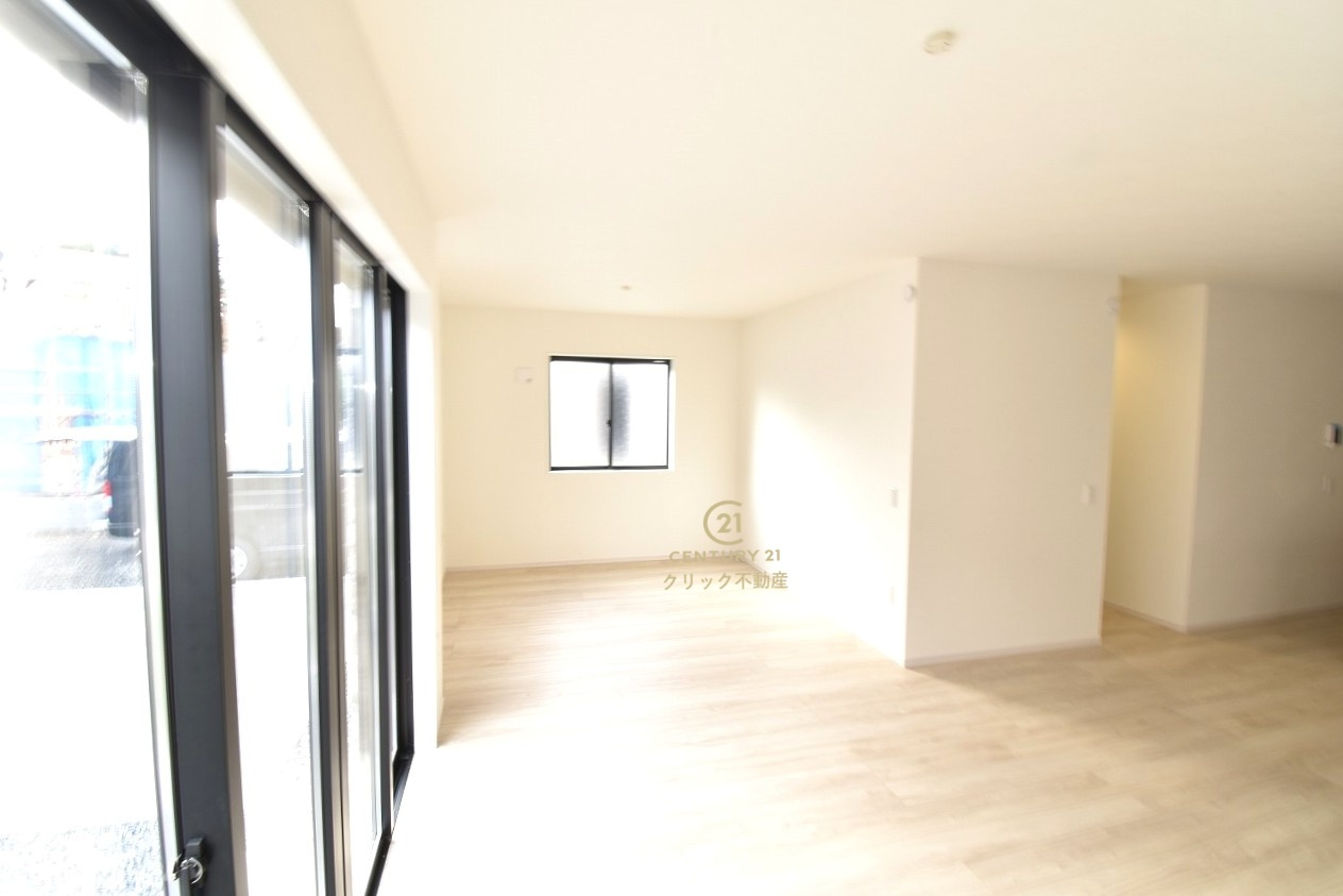 Terrace　日立市大久保町　1期 　3の居間・リビング|日差しあふれる明るいLDKです。インテリアショップで見掛けた「あの家具」も映えるかも！お気に入りの空間が寛ぎの時間を生み出します。